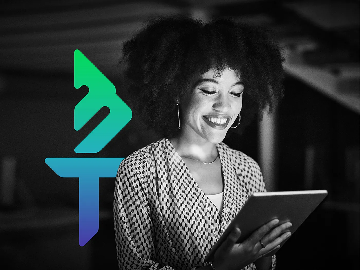 IT worker with a table in a dark background with a IT Logo Symbol